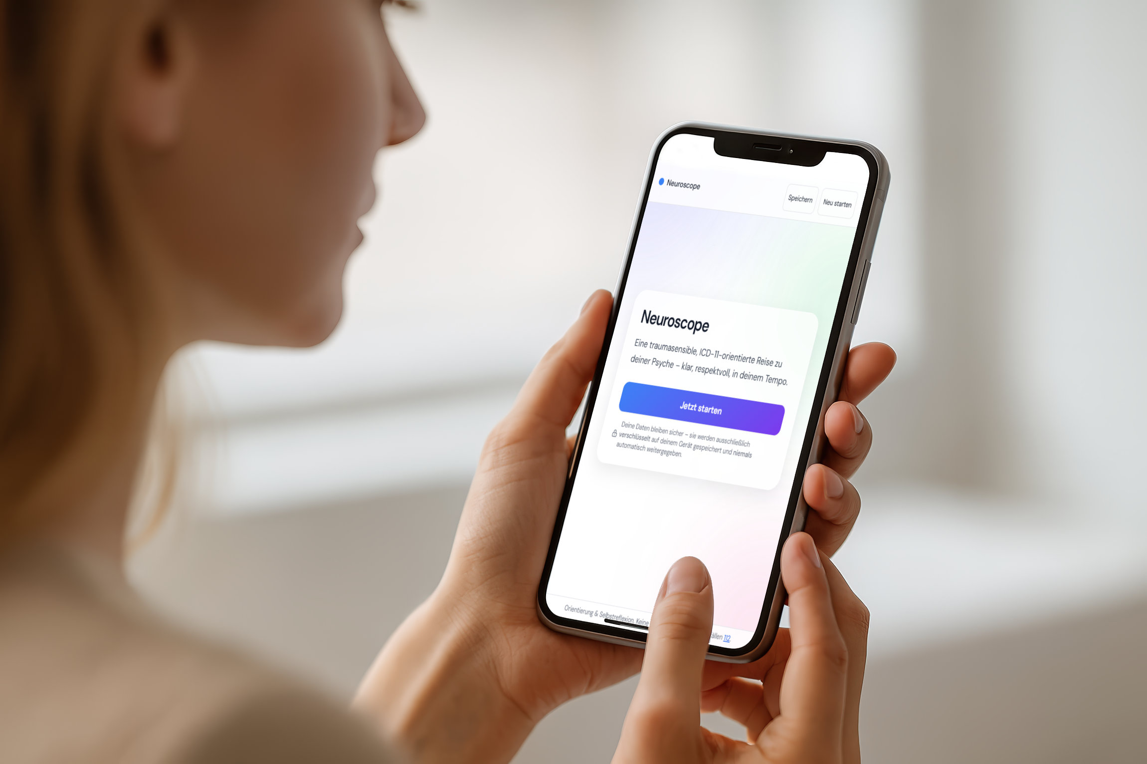 Neuroscope Selbsttest für psychische Gesundheit in Salzburg: traumasensible, ICD-11-orientierte App auf dem Smartphone, Startbildschirm mit „Jetzt starten“, Daten verschlüsselt.